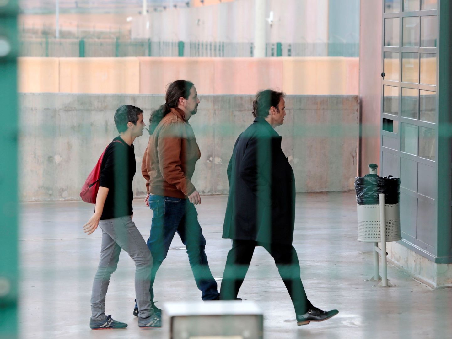 Pablo Iglesias entrando a la prisión, acompañado de la diputada En Comú Podem en el Congreso Lucía Martín y Jaume Asens. (EFE)