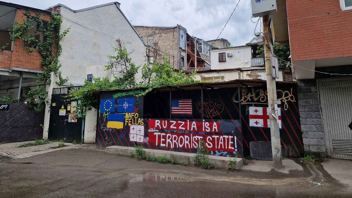 Grafiti en una de calle de Tbilisi. (Cedida)