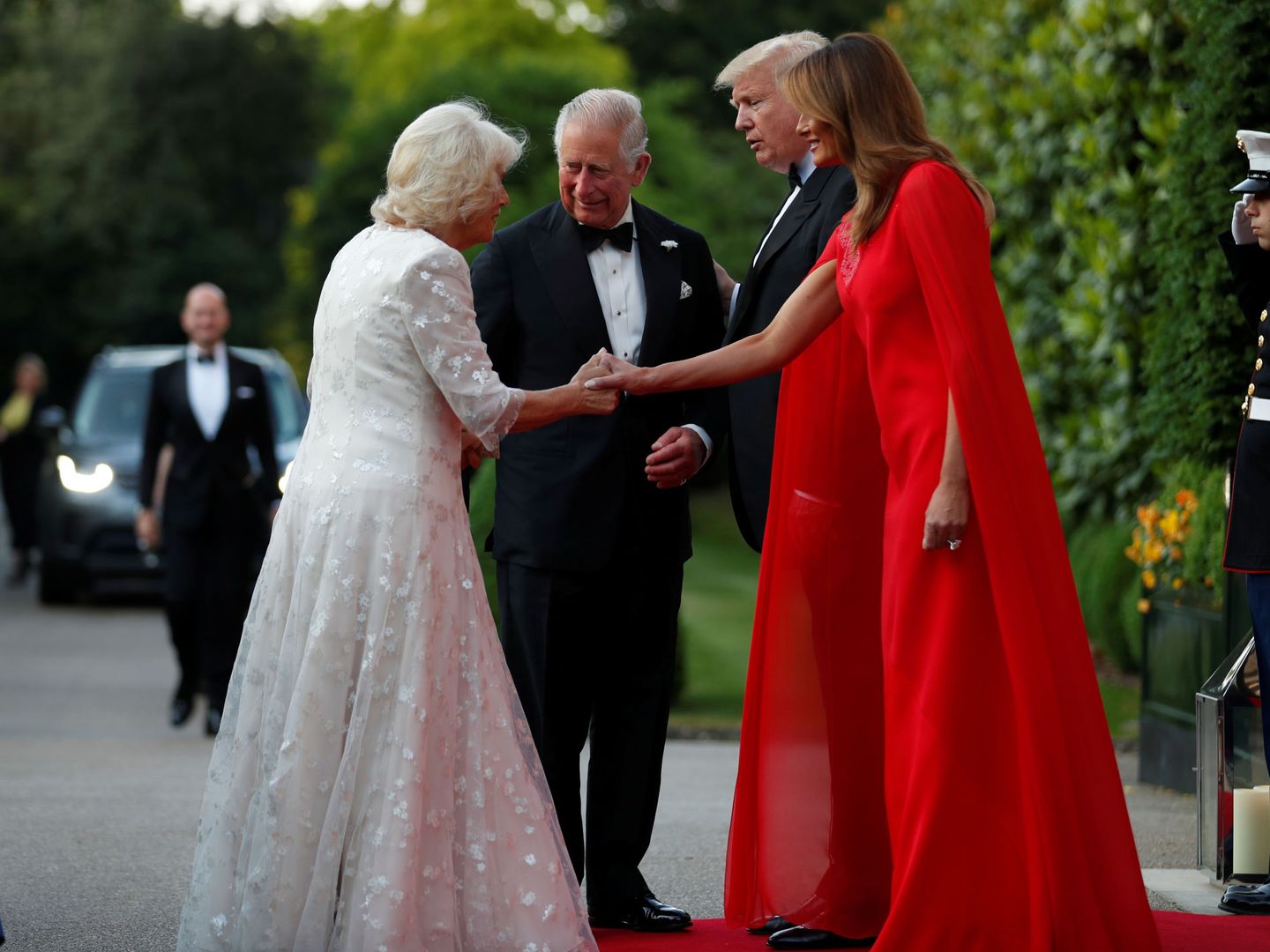 Melania saludando a Camilla. (Reuters)