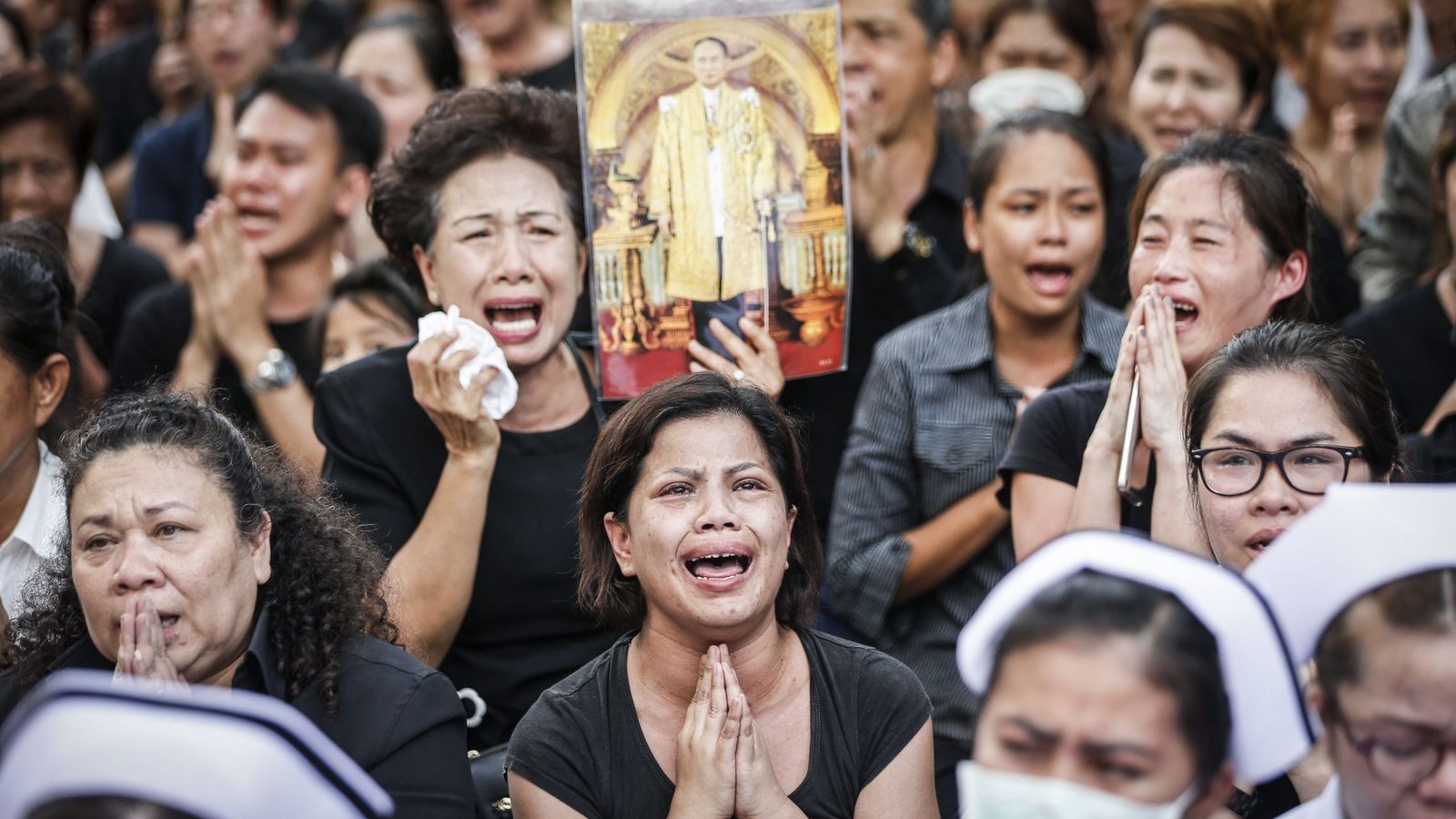 Foto: Miles de personas acompañaron a los restos mortales del rey Bhumibol, en Tailandia. (EFE)