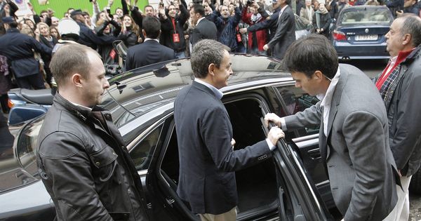 Foto: José Luis Rodríguez Zapatero entra en el coche oficial, mientras Segundo Martínez (1d) espera al expresidente. (EFE) 
