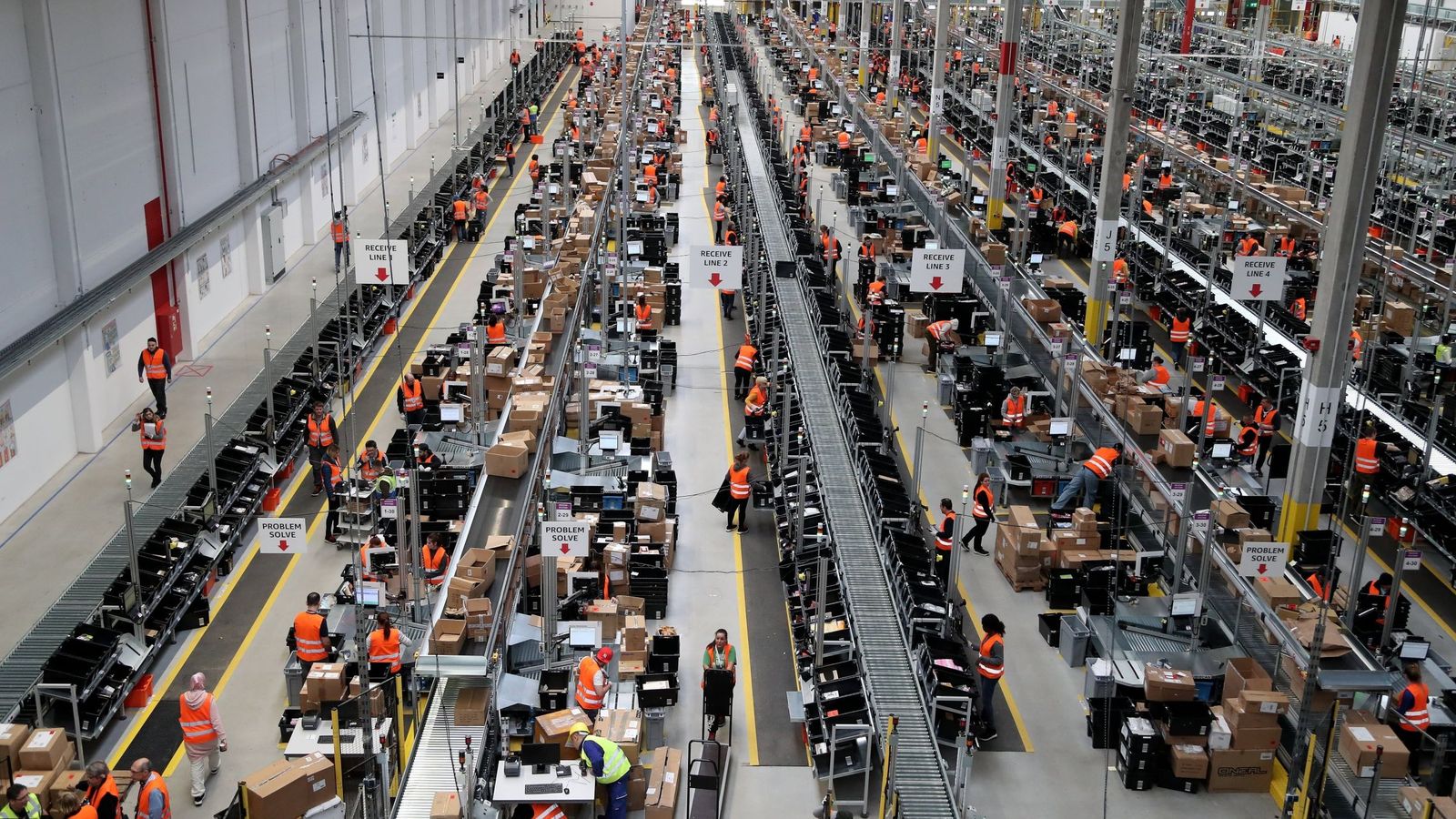 Foto: Trabajadores de Amazon en Dortmund. (EFE)