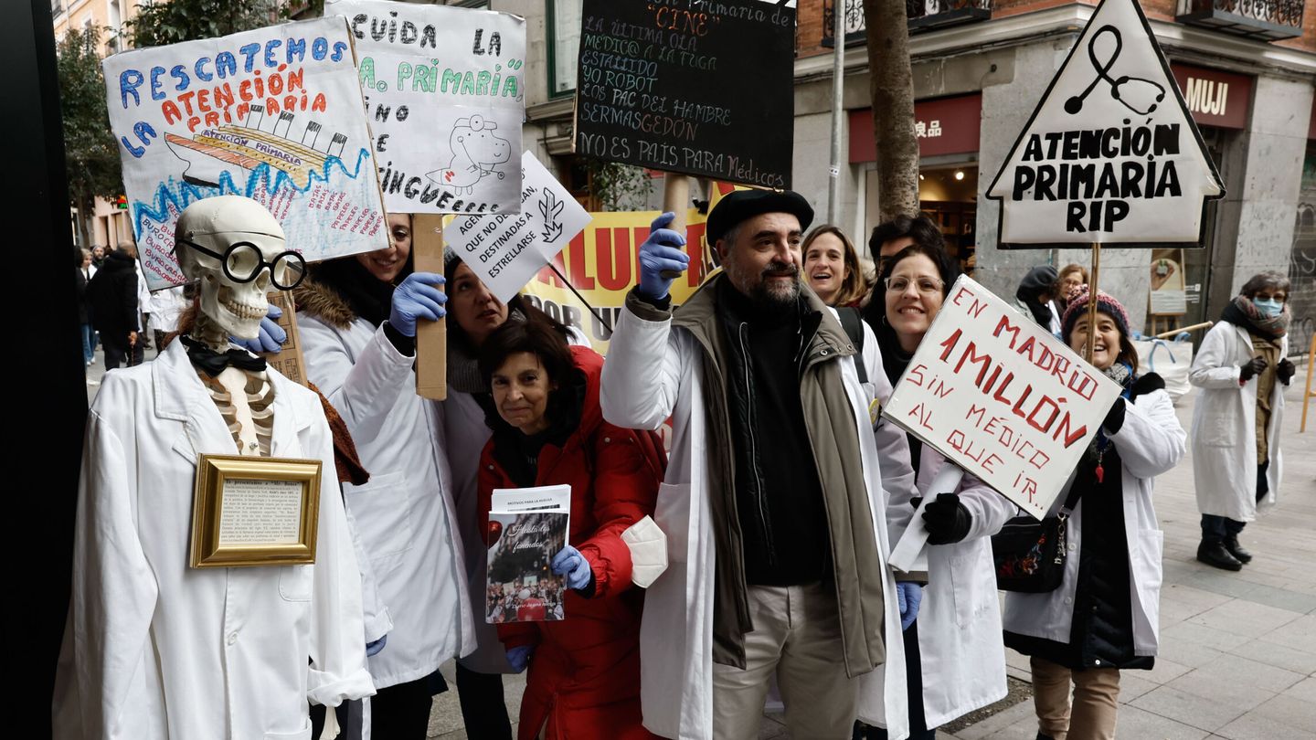 Médicos madrileños en una protesta. (EFE/Sergio Pérez) 