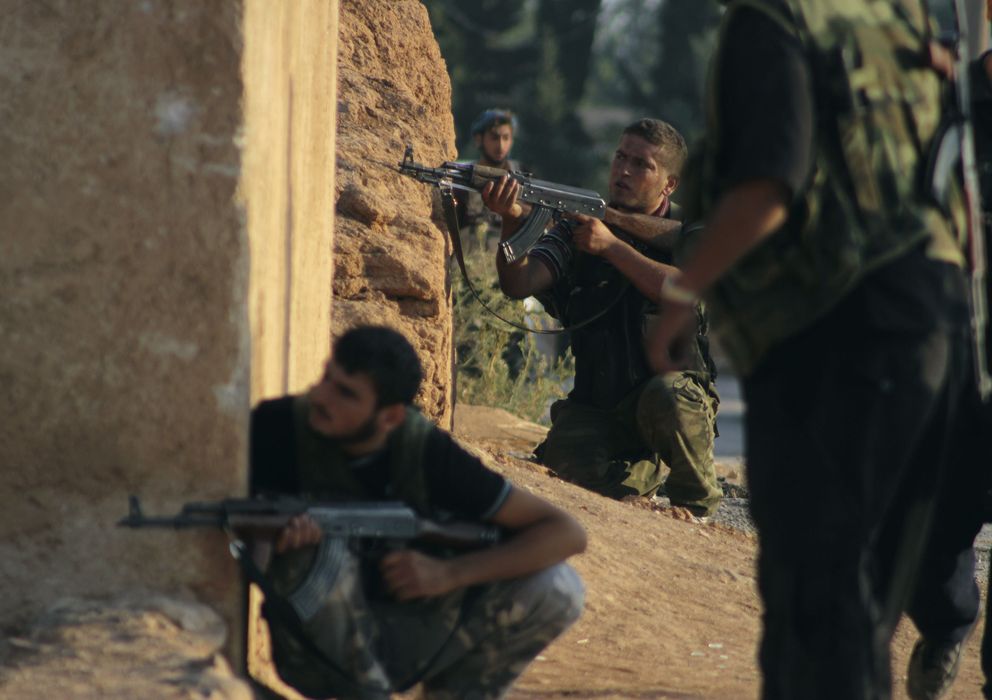 Foto: Combatientes del Ejército de Liberación Sirio (ELS) toman posiciones durante un ataque en Alepo (Reuters).