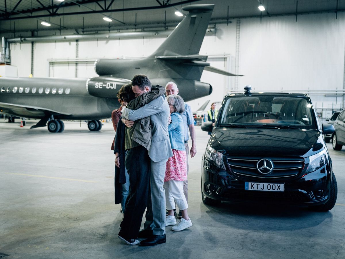 Foto: Johan Floderus abraza a su familia tras su llegada al Aeropuerto de Arlanda, en Estocolmo. (Reuters)