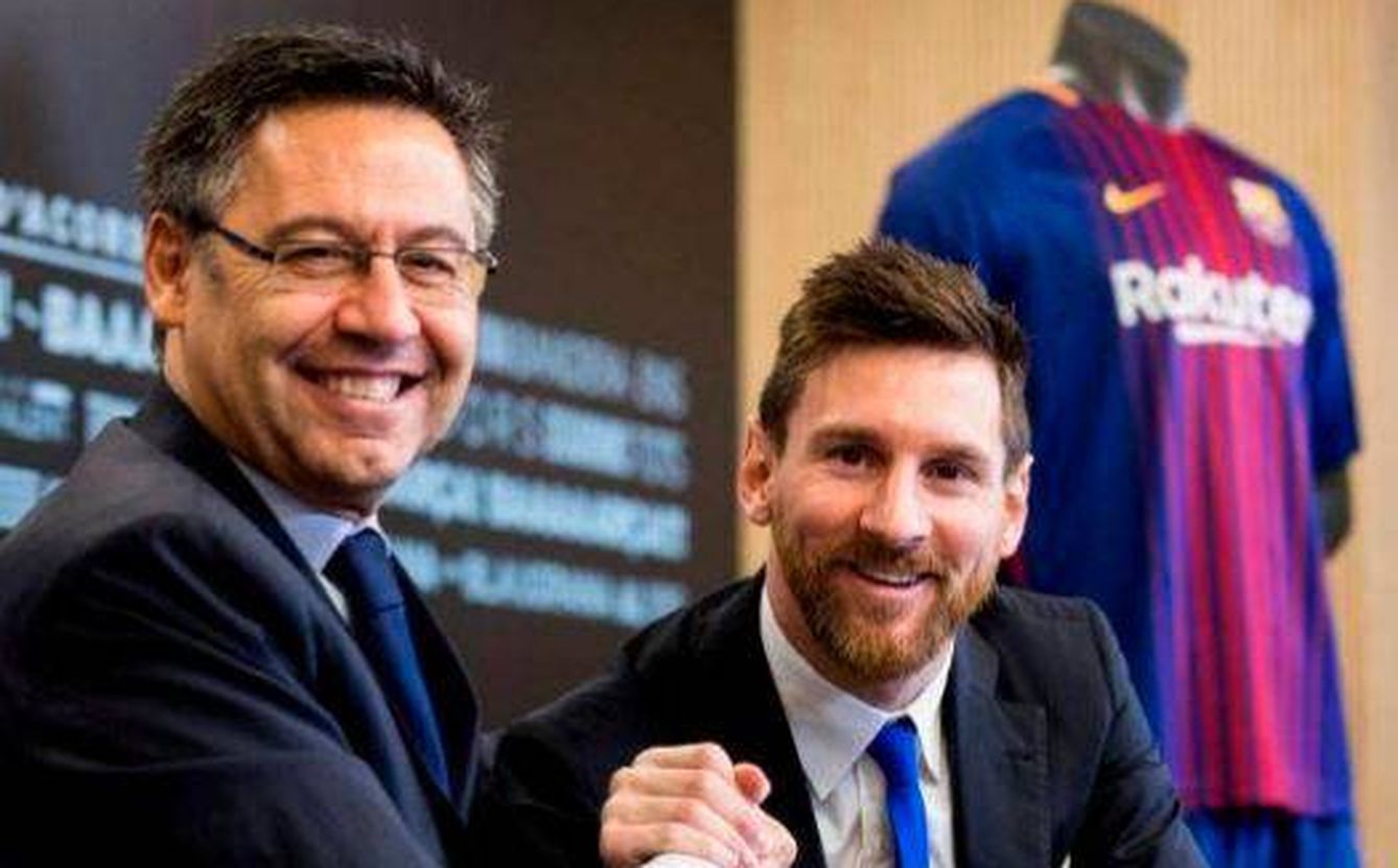 Bartomeu junto a Messi en su último acto de renovación. (EFE)