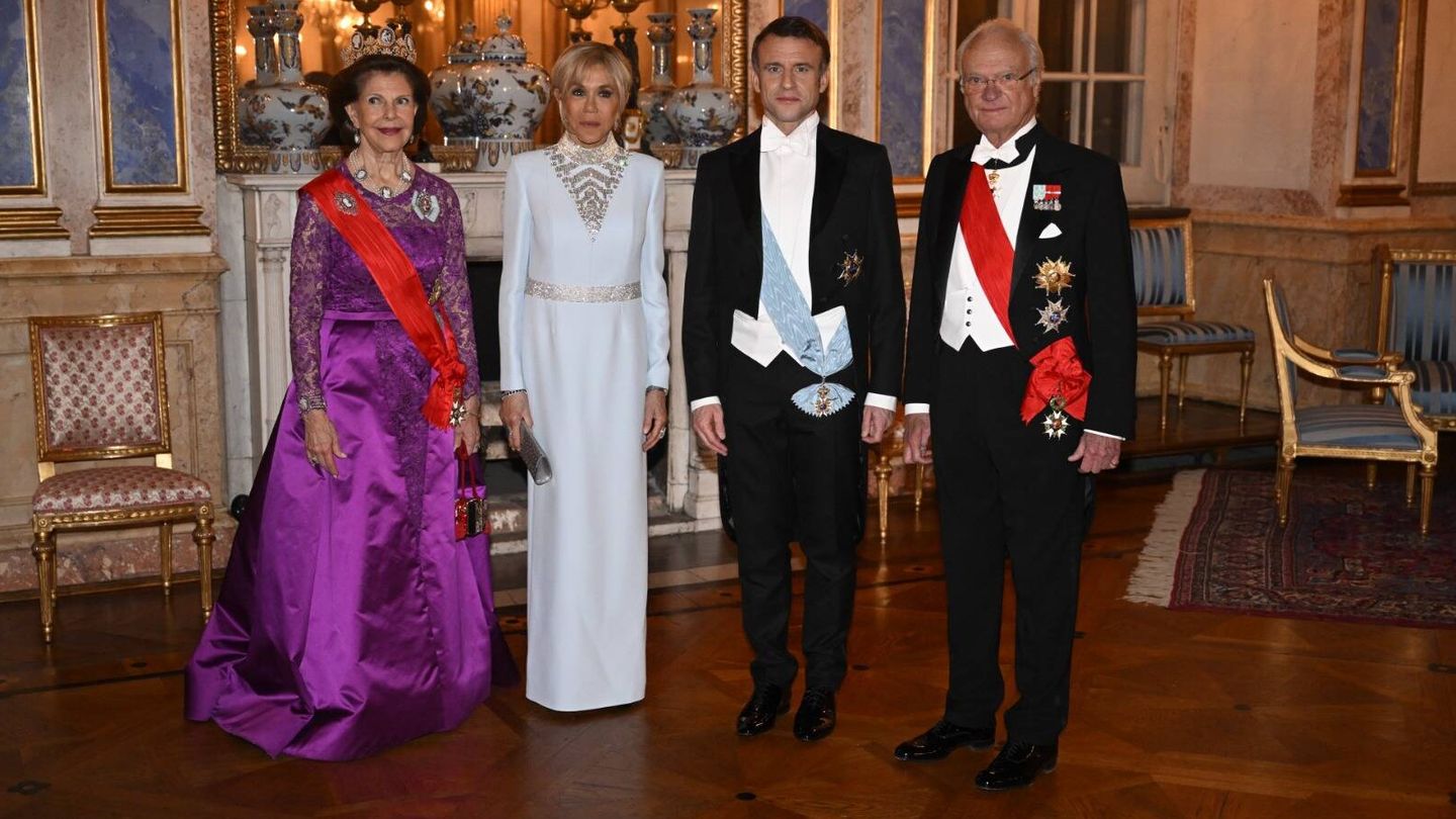 Los reyes de Suecia, Carlos Gustavo y Silvia, posan con el matrimonio Macron ante el comienzo de la cena de gala celebrada en el Palacio Real de Estocolmo. (Gtres)
