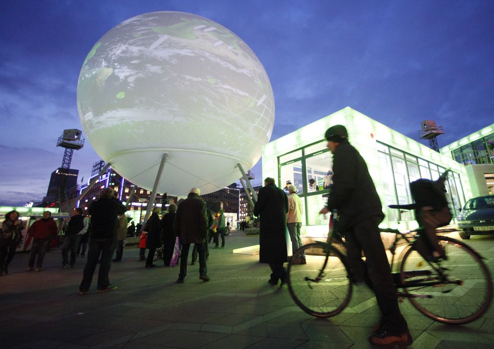 Foto: Daneses observan una exposición interactiva en el centro de Copenhague, en una imagen de archivo (Reuters).