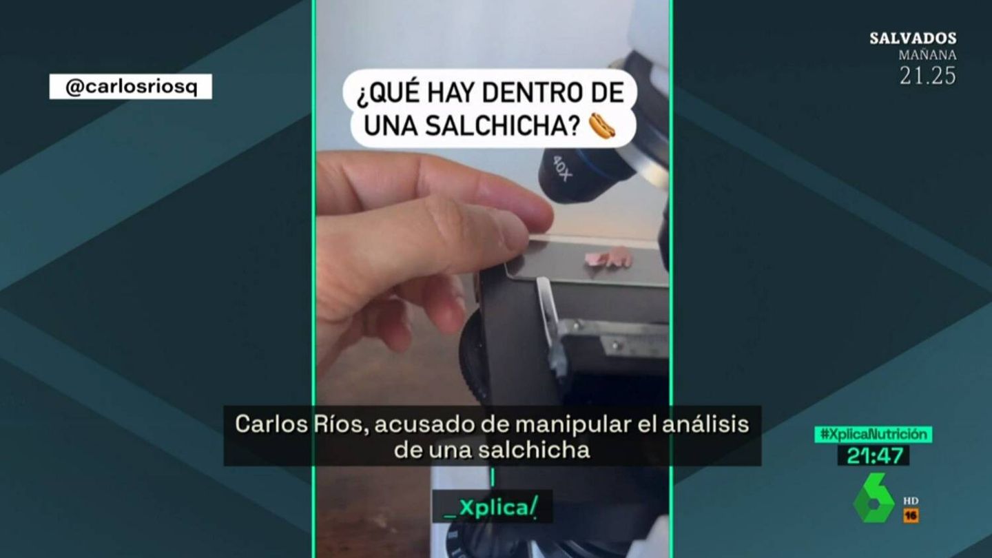 Carlos Ríos analiza un trozo de salchicha en un microscopio. (Atresmedia)