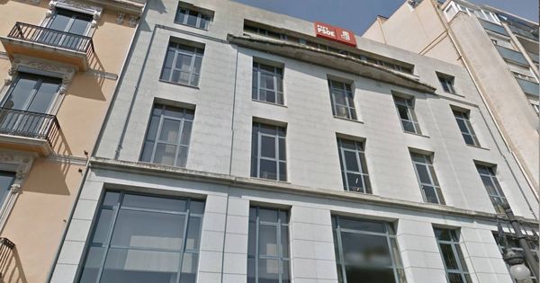 Foto: La sede que el PSVP-PSOE va a vender: tiene bajo, cuatro plantas y terraza superior. (Google)