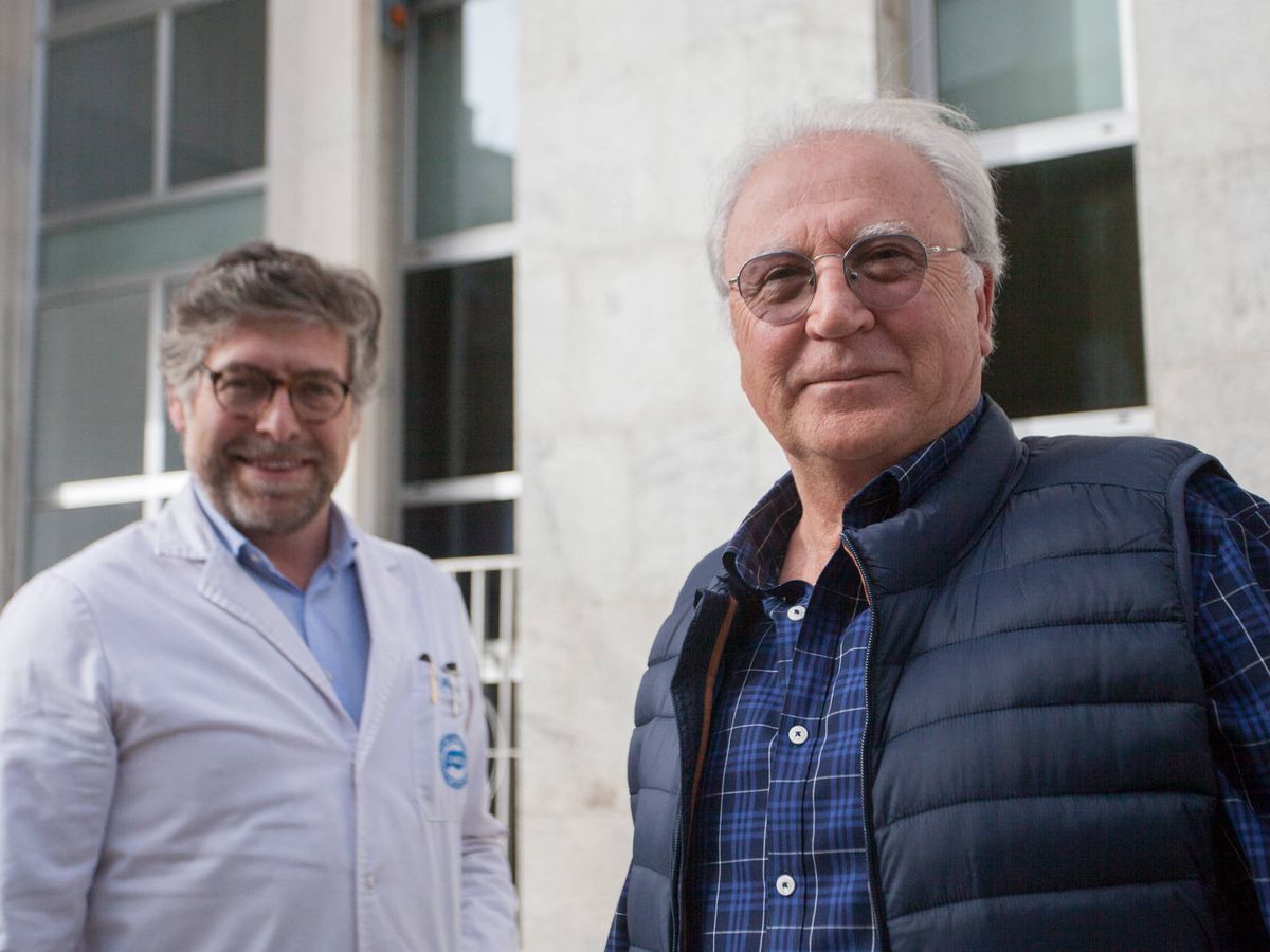 Foto: Manuel Rozano y el doctor Guerra Azcona, en la puerta del CMED. (Enrique Villarino)