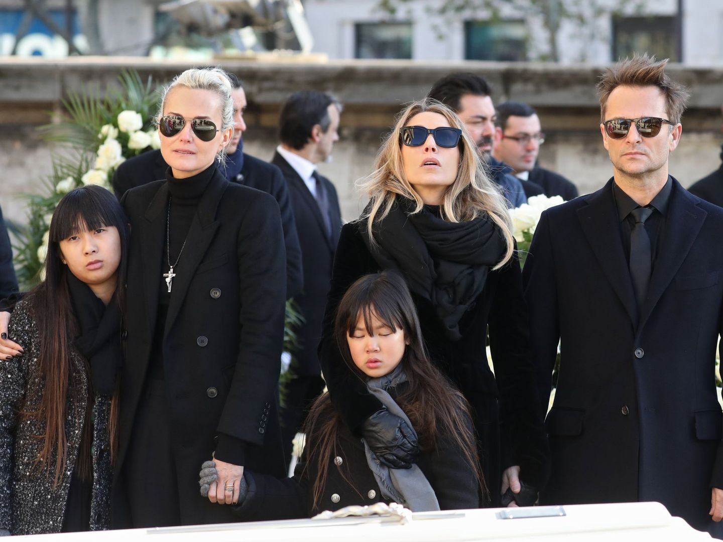 David Hallyday (derecha), Laura Smet, Laeticia (izquierda), y sus hijas Jade y Joy, en el funeral del cantante. (EFE)