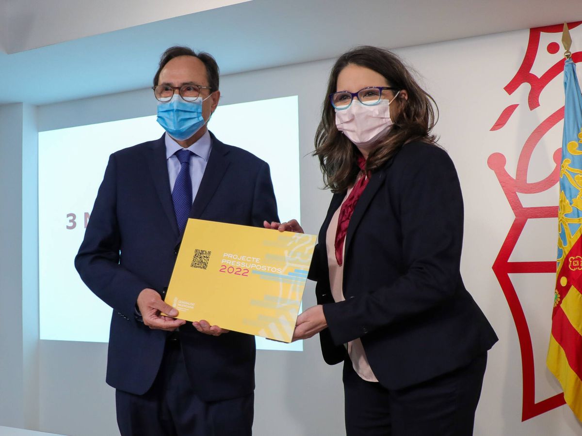 Foto: Vicent Soler y Mónica Oltra, en la presentación de Presupuestos de la Generalitat de 2022. 