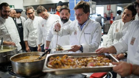 Martínez-Almeida, ayudante de cocina de chefs estrella Michelin en la fundación del padre Llanos