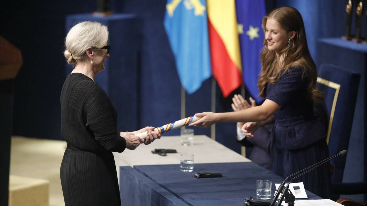 La princesa Leonor entregándole el premio a Meryl Streep. (Europa Press)