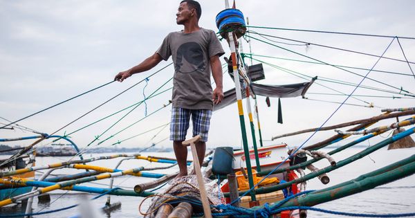 Foto: El pescador Harry Bibat preparándose para faenar. (Foto: Biel Calderón)