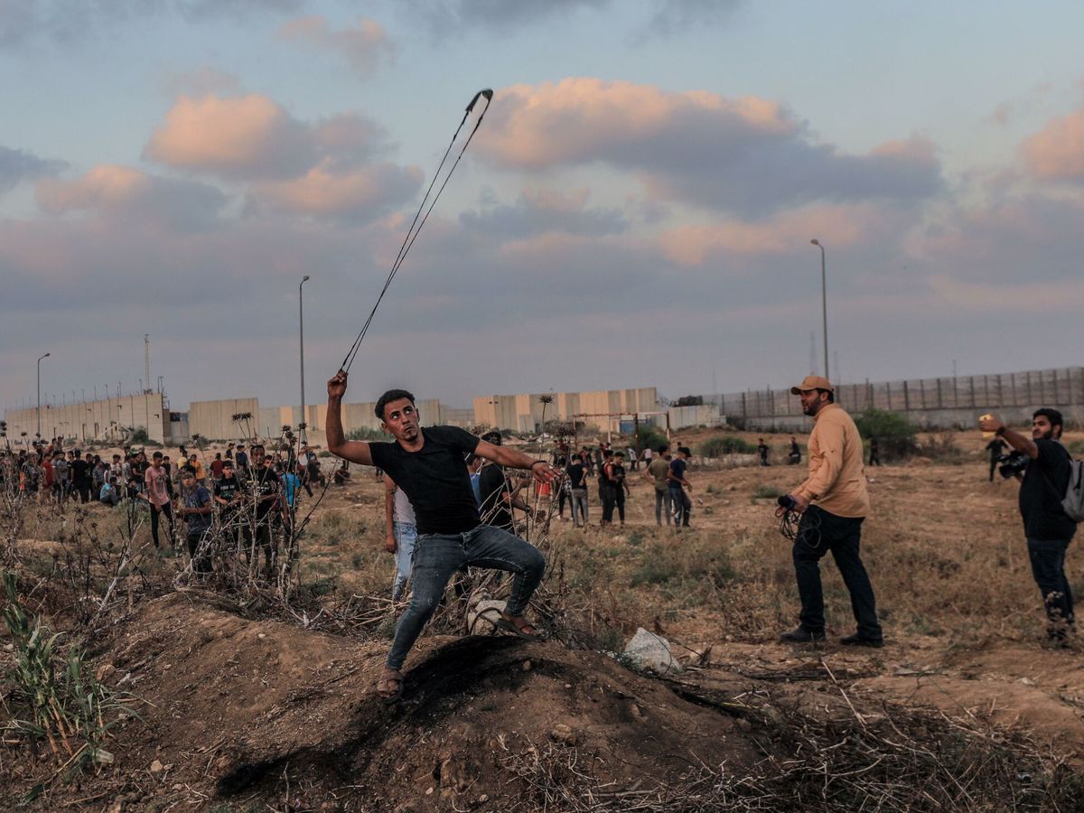 Foto: Un manifestante palestino arroja piedras a los soldados israelíes en Gaza. (EFE)
