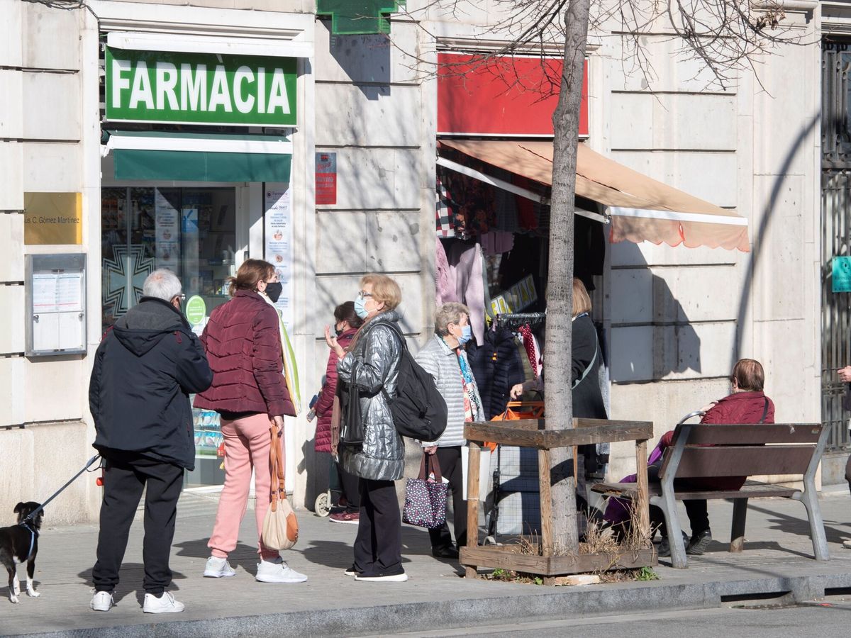 Foto: Varias personas guardan cola ante una farmacia. (EFE/Marta Pérez)