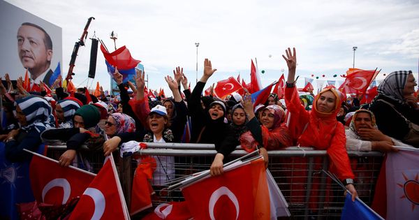 Foto: Simpatizantes de Erdogan durante un mitin electoral del presidente en Estambul, el 17 de junio de 2018. (Reuters)