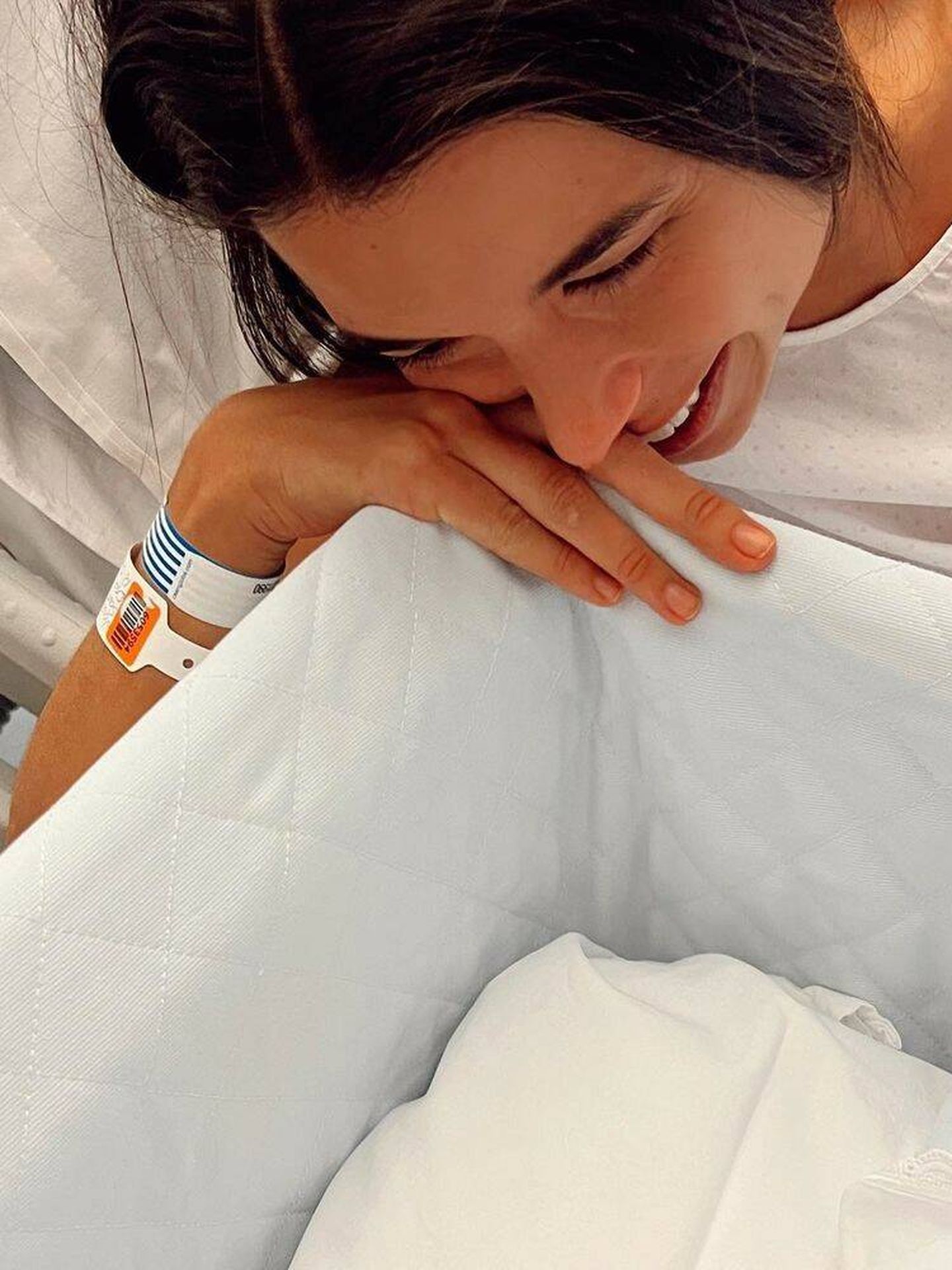 Laura Corsini, mirando a su hijo recién nacido. (IG)