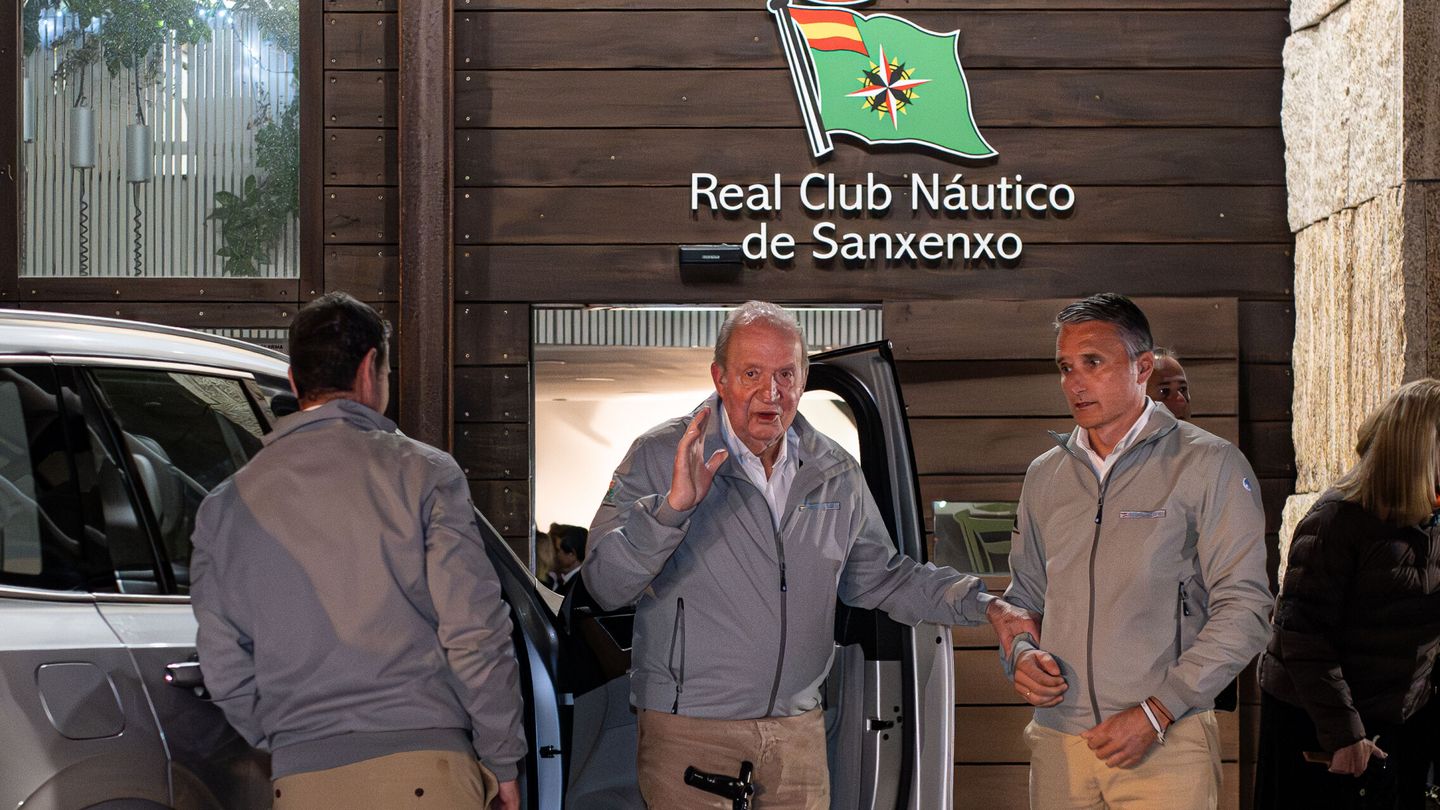 El rey Juan Carlos, el pasado noviembre en el club náutico de Sanxenxo. (Europa Press/Elena Fernández)