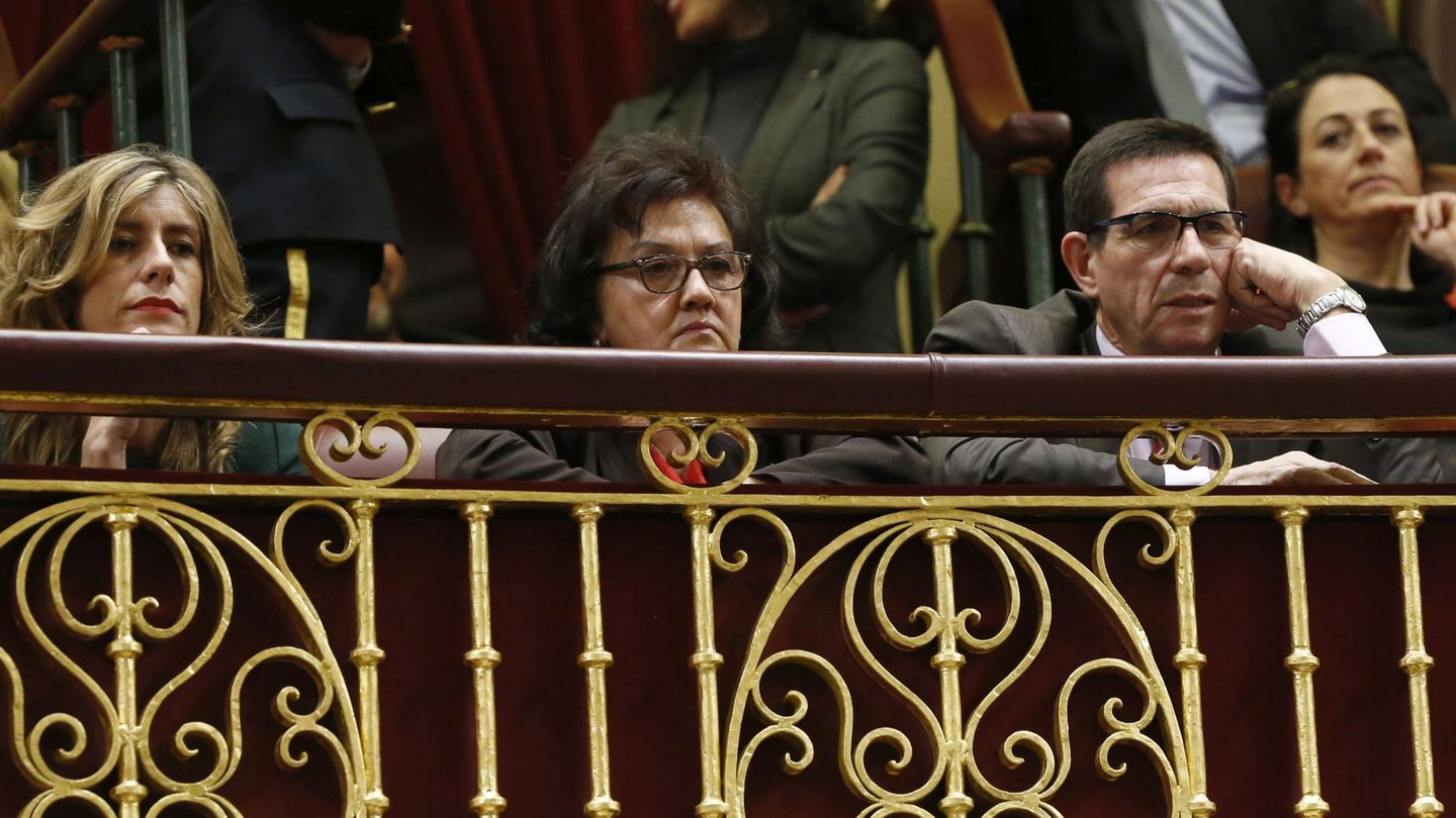 Begoña Gómez, junto a sus suegros en el Congreso. (EFE)