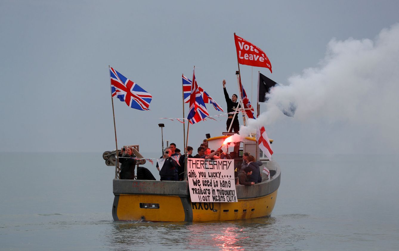 Varios pescadores británicos se manifiestan contra el acuerdo de May y la UE. (Reuters)