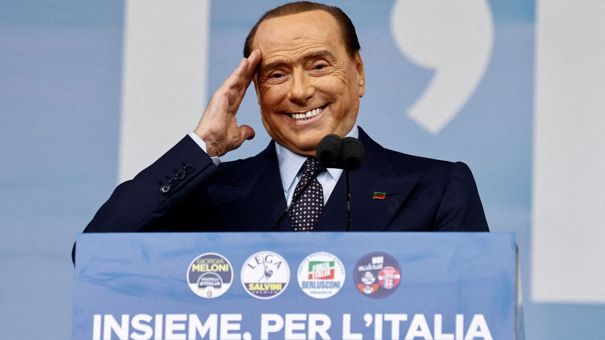 Berlusconi sufre leucemia y continúa en cuidados intensivos por una infección pulmonar