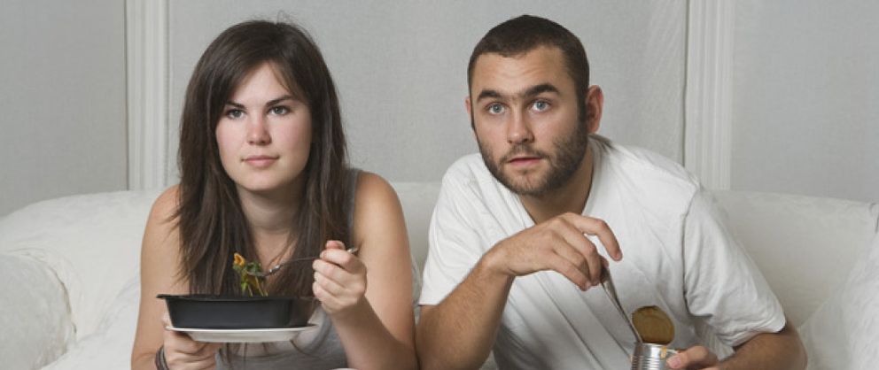 Foto: Por qué comer frente al televisor engorda: la maldición del comensal distraído