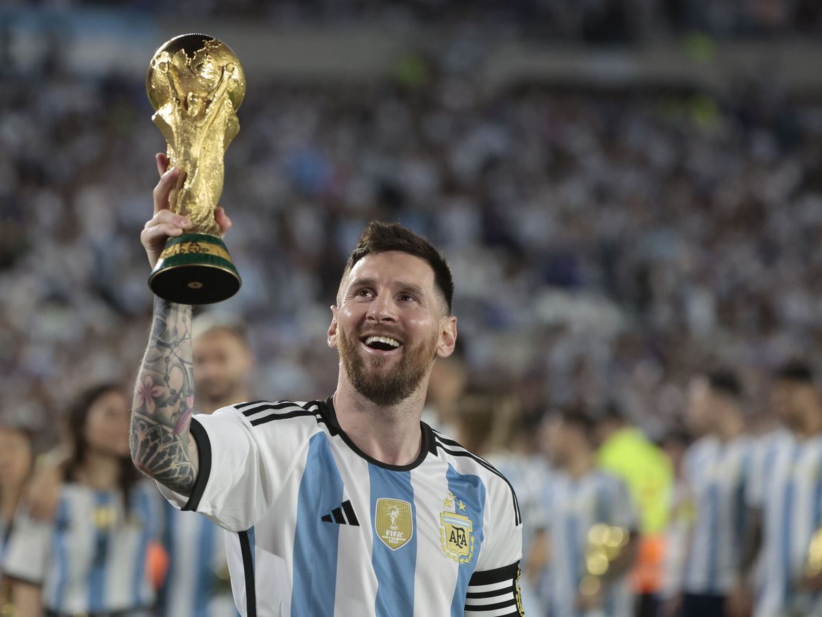 Foto: Leo Messi con la Copa del Mundo. (EFE/Juan Ignacio Roncoroni)
