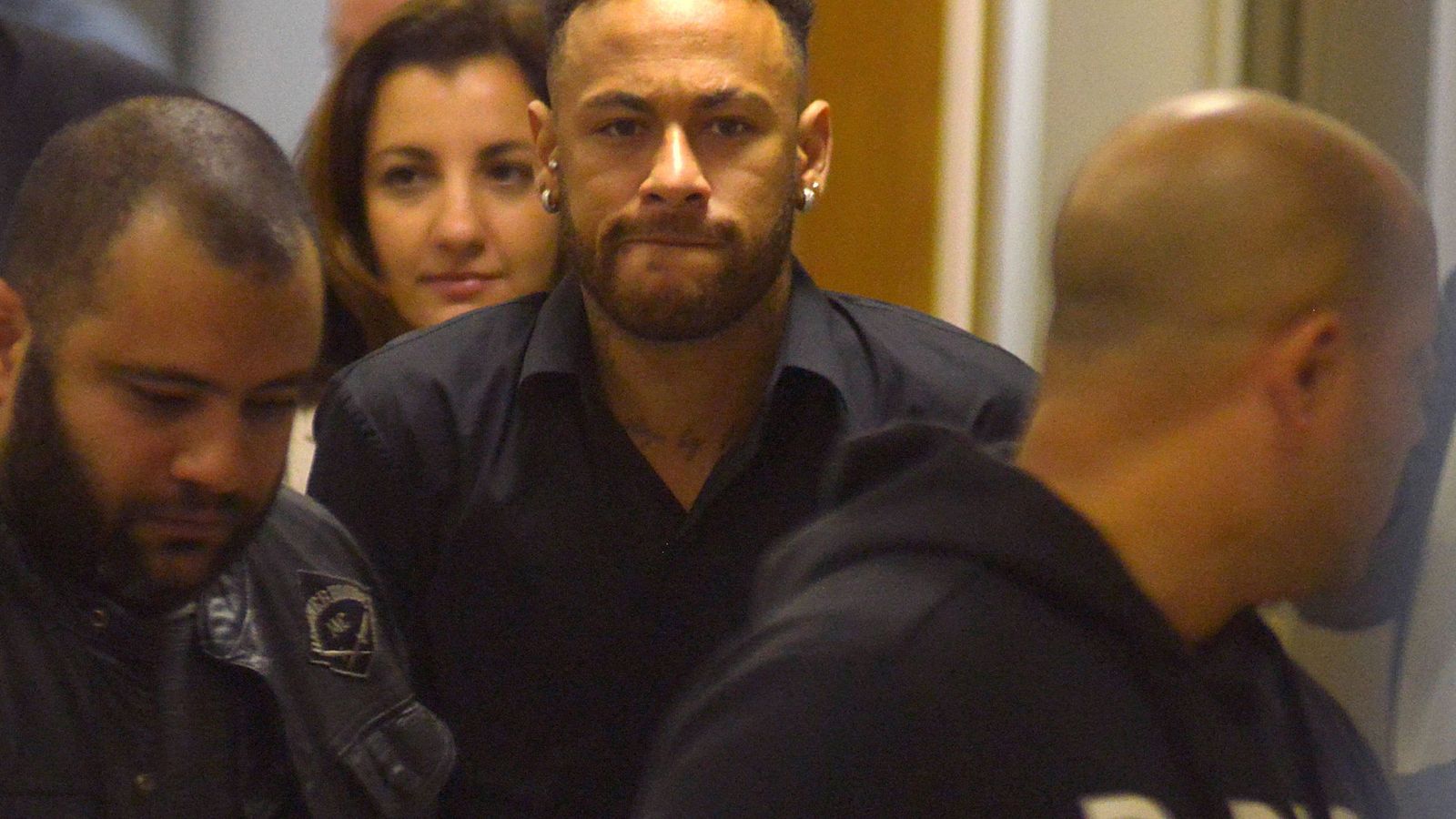 Foto:  Neymar tras declarar en una comisaría de Rio de Janeiro. (Reuters)