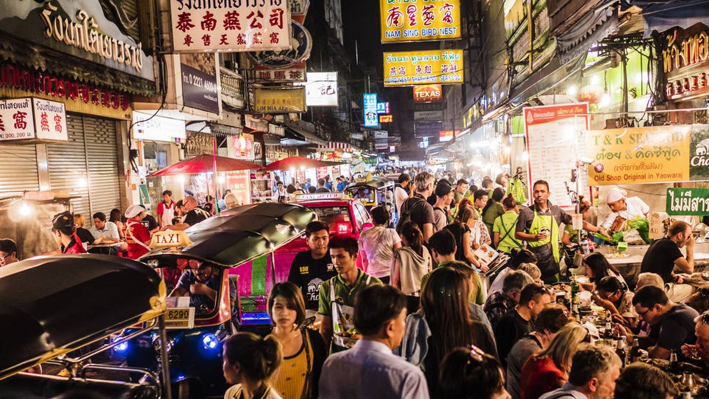 Multitud paseando por Yaowarat Road Chinatown Bangkok. Toda la zona es muy popular por la noche debido a la excelente comida callejera. (Reuters)