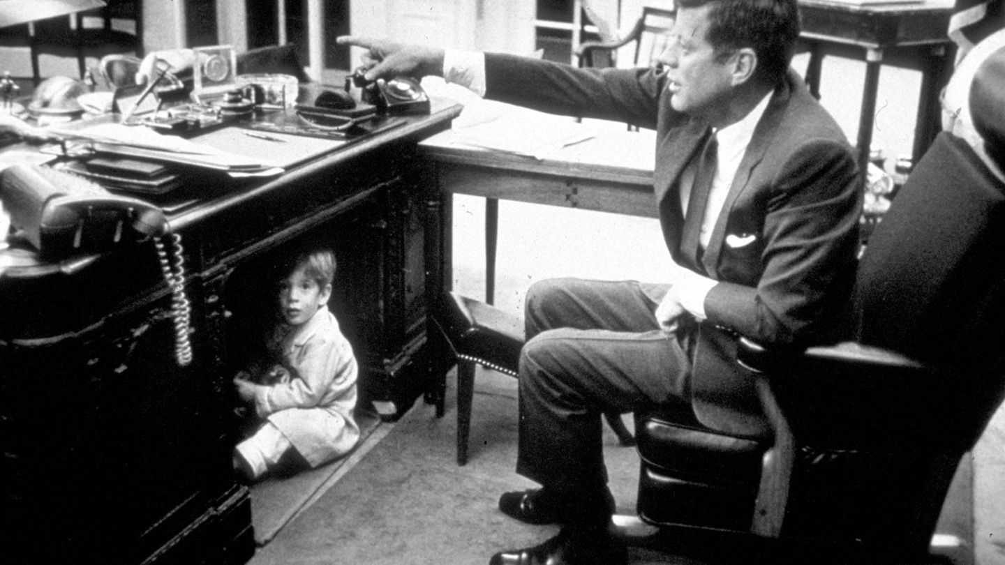 El pequeño John jugando en el despacho de su padre en la Casa Blanca. (Getty)