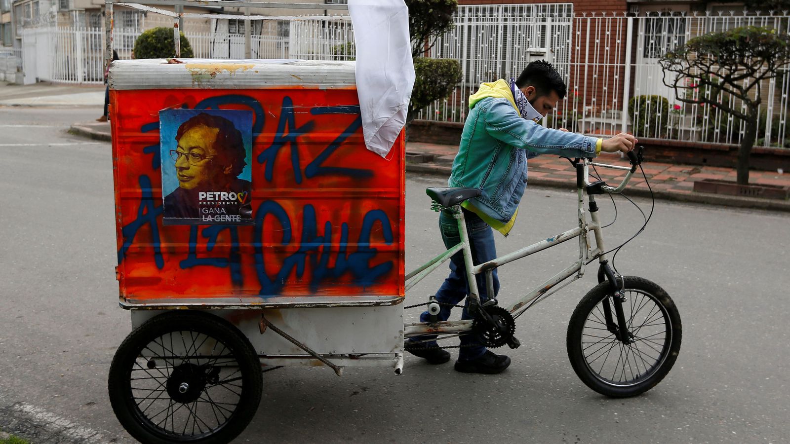 Foto: Un hombre arrastra un triciclo en el que transporta propaganda electoral del candidato Gustavo Petro en Bogotá, el 21 de mayo de 2018. (Reuters)