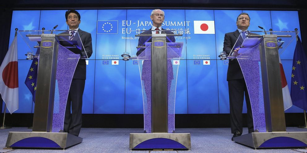 Van Rompuy (C) y Barroso tras su encuentro en Bruselas con Shinzo Abe (Reuters).