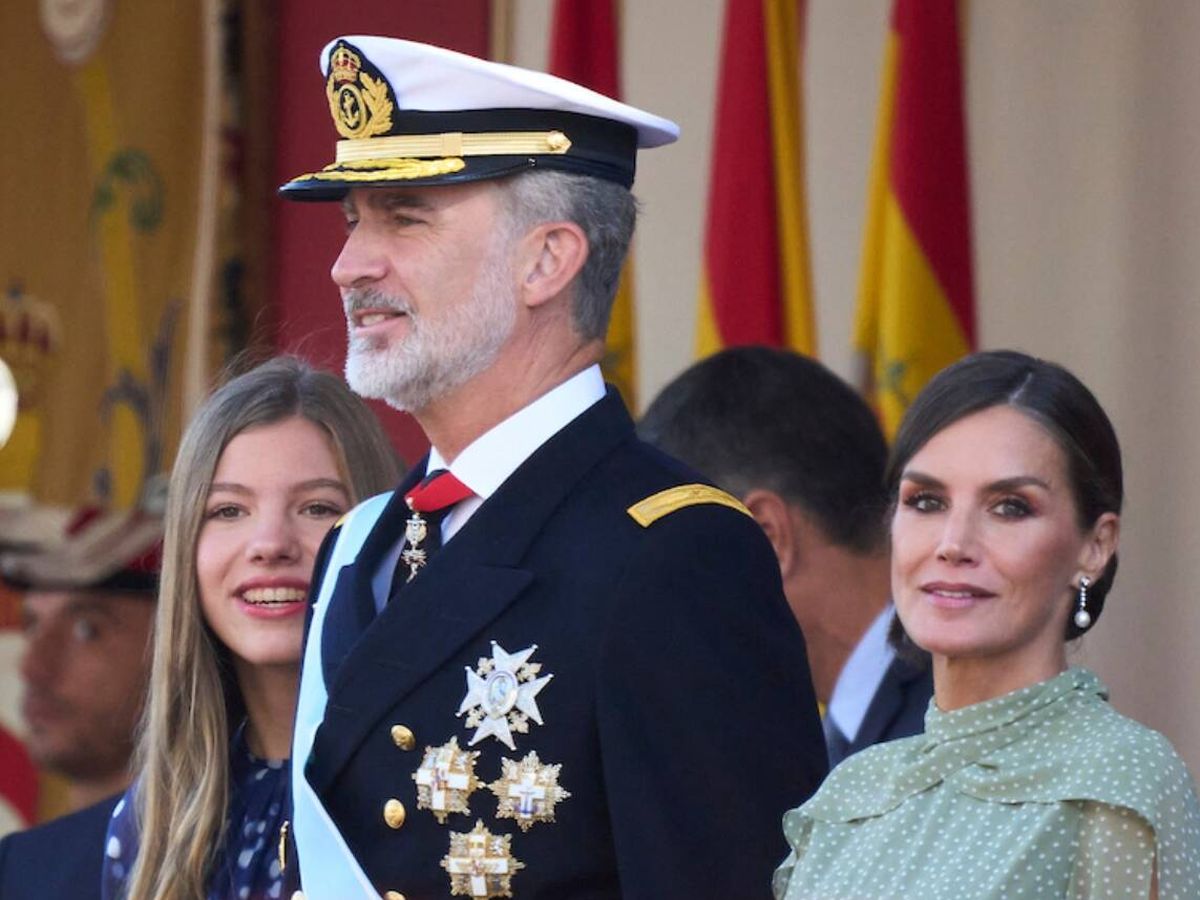 Foto: Los Reyes y la infanta Sofía en el desfile del 12 de octubre de 2022. (Limited Pictures)