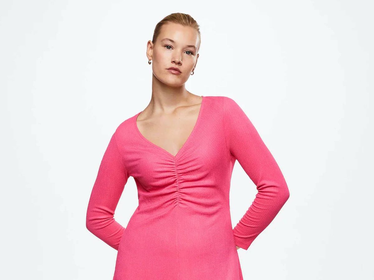 Foto: El vestido rosa de Mango ideal para tallas curvy al puro estilo 'barbiecore'. (Cortesía)