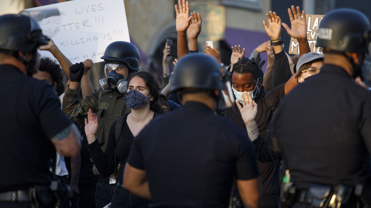 La oleada de protestas en EEUU deja un muerto y toque de queda en varias ciudades