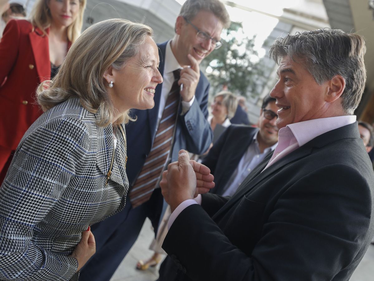 Foto: La vicepresidenta Nadia Calviño conversa con el presidente de Pimec, Antonio Cañete. (EFE/Lizón)