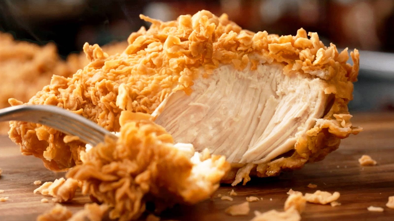 El pollo se marina durante 12 horas en una mezcla de especias cajún y los chefs rebozan cada pieza a mano. (Foto: cortesía)
