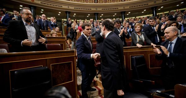 Foto: Albert Rivera saluda a Mariano Rajoy tras confirmarse su reelección como presidente del Gobierno. (Reuters)
