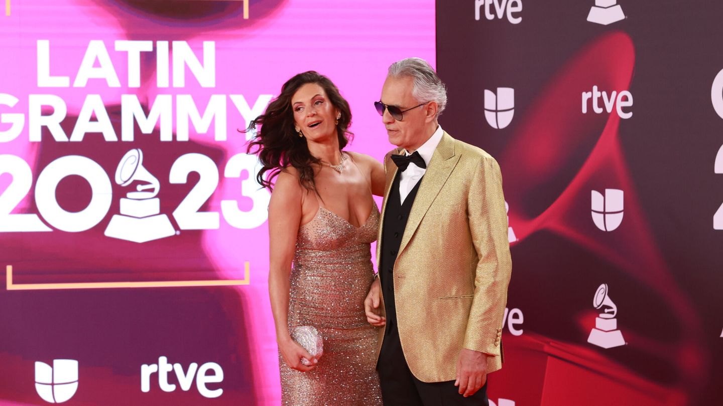 Andrea Bocelli llegó a los Latin Grammy acompañado de su esposa, Veronica Berti. (Europa Press)