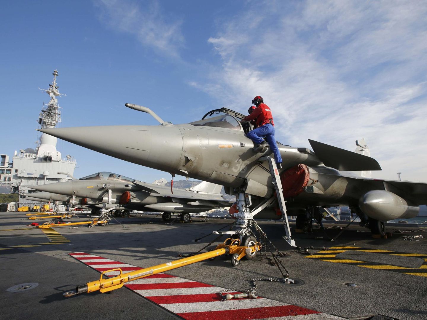 Un caza de combate a bordo del portaaviones Charles de Gaulle, que participa en la operación internacional contra el ISIS en Irak y Siria. (Reuters)