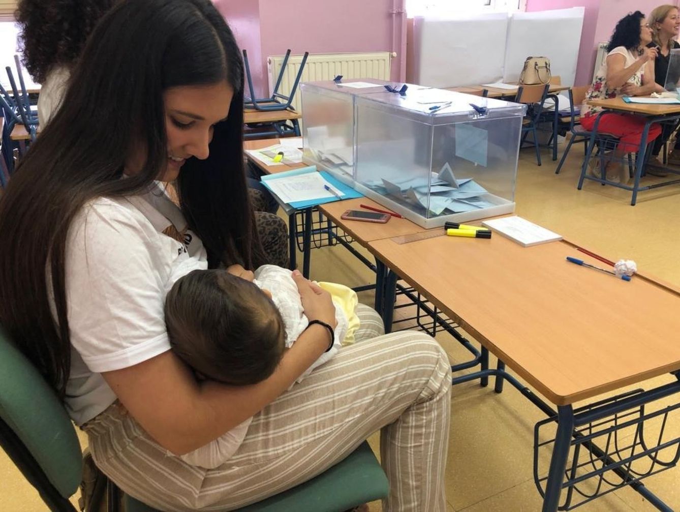 En 2019, Isabel Avilés, una vecina de El Arahal (Sevilla), se llevó a su hijo de 10 meses a la mesa electoral en la que estaba como presidenta, al no aceptar la Junta Electoral su recurso para no ser parte. (EFE)