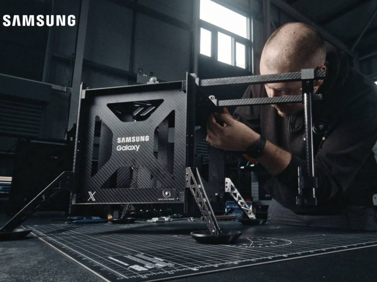 Foto: Un ingeniero de Samsung, preparando la plataforma para el Galaxy S24 Ultra (Samsung)
