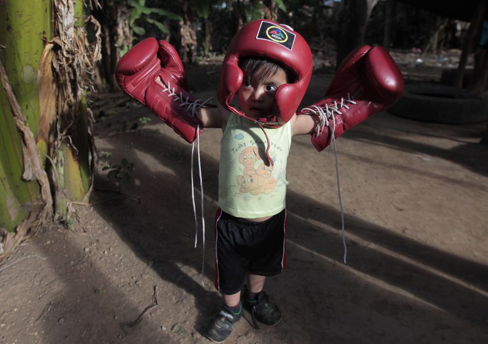 Foto: Joven indígena de Pacayita ataviado de boxeador (Reuters)