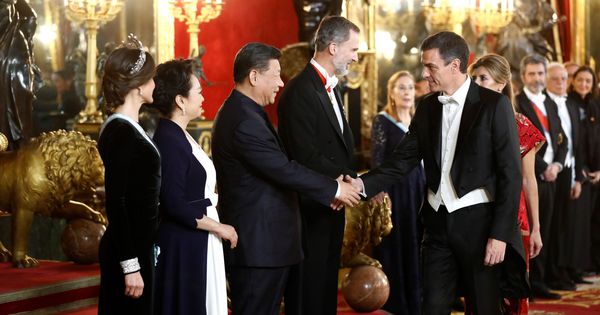 Foto: El presidente chino, Xi Jinping (3i), acompañado por su esposa, Peng Liyuan (2i), y los reyes Felipe (4i) y Letizia (i), saluda al presidente del Gobierno, Pedro Sánchez (d), antes de la cena de gala. (EFE)