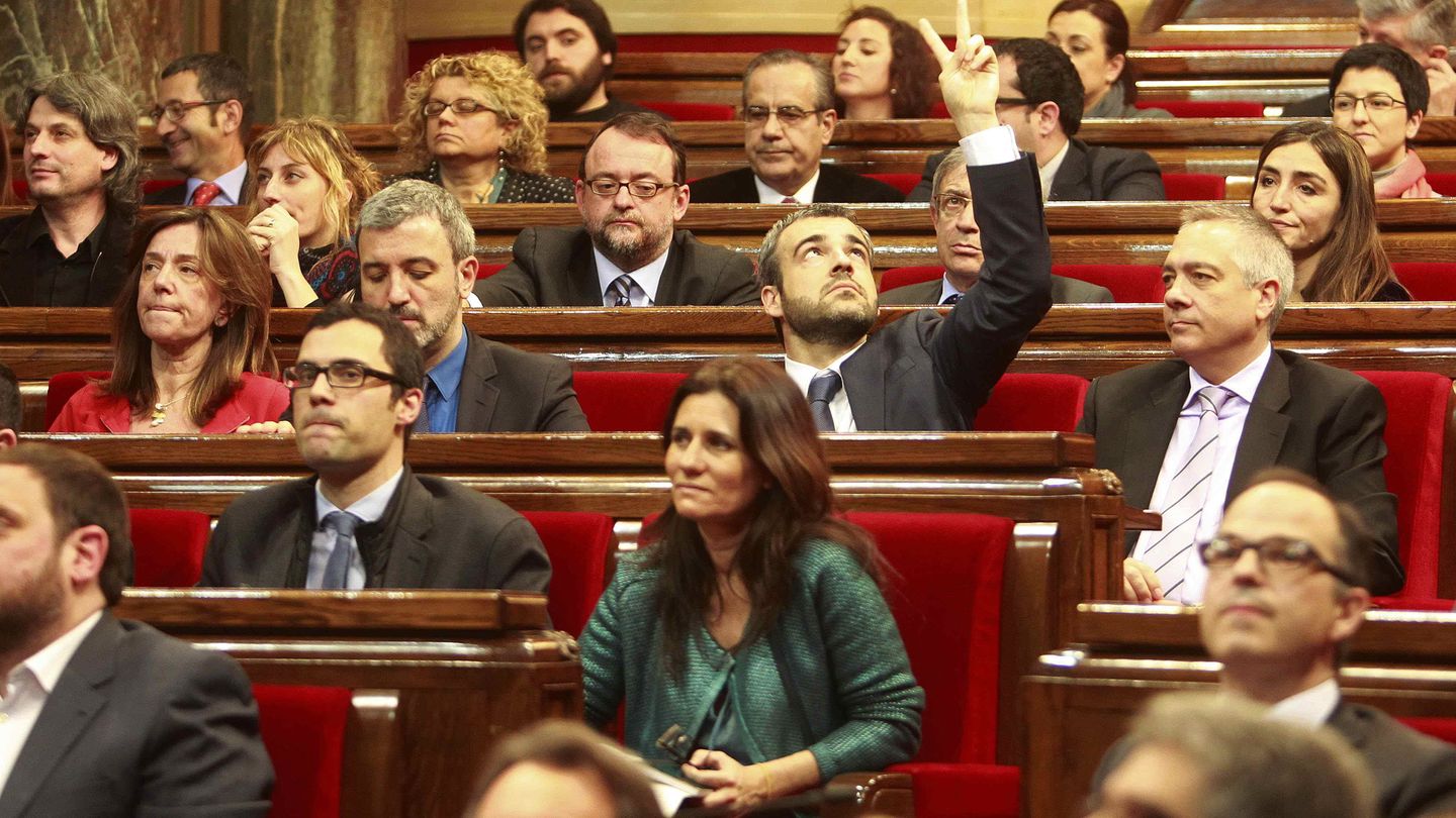 Maurici Lucena P(SC) (c), indica con la mano en alto a los diputados del grupo socialista que voten 'no' (Efe)