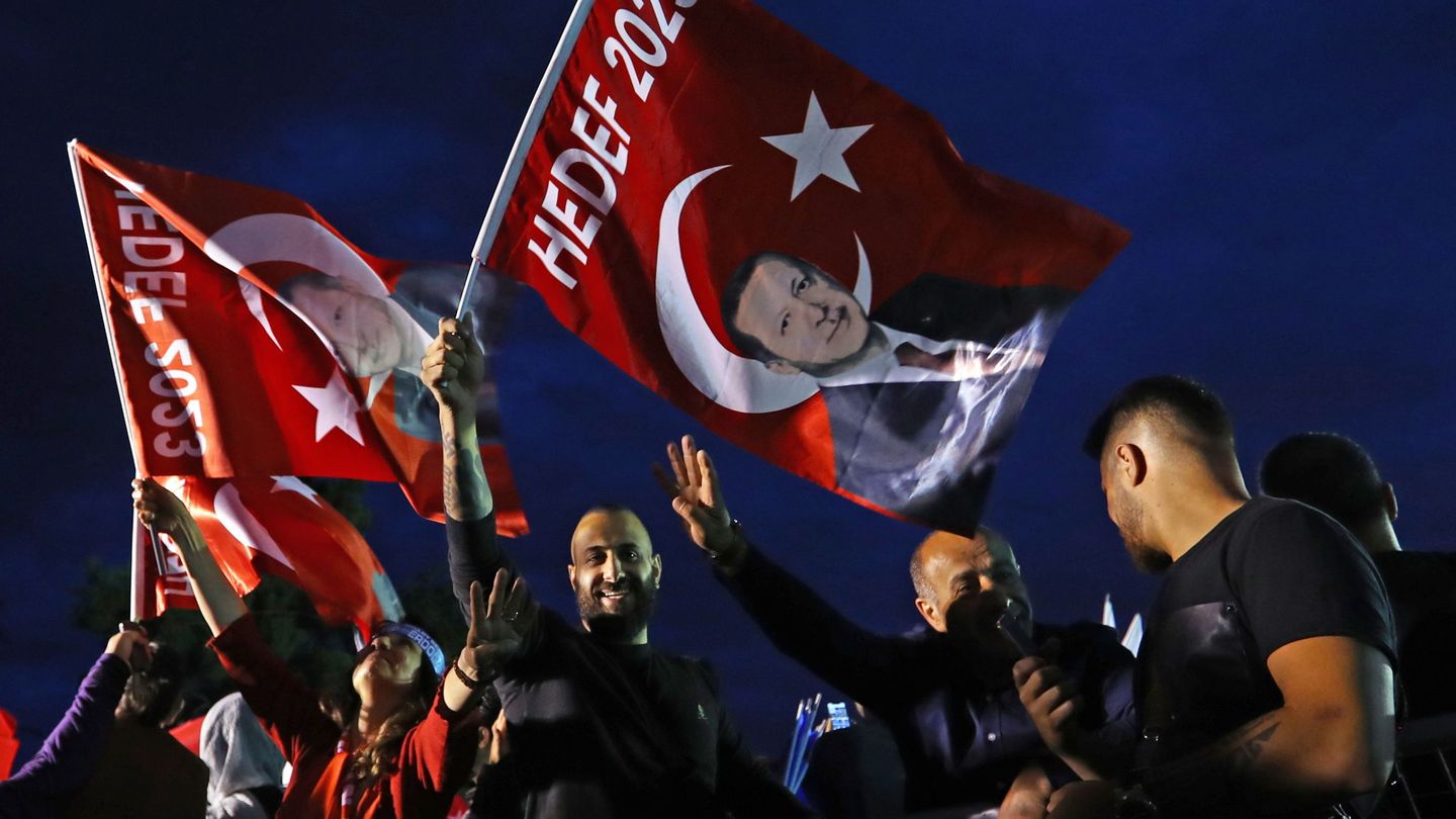 Votantes de Erdogan celebran el resultado de las elecciones en Estambul. (EFE) 