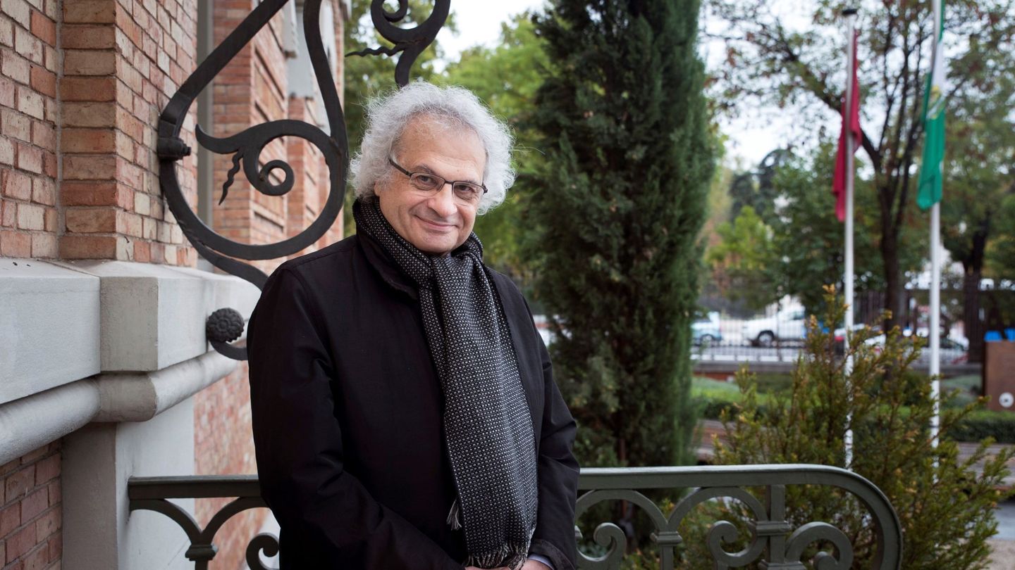 Amin Maalouf, Premio Príncipe de Asturias de las Letras 2010, posa a las puertas de la Casa Árabe de Madrid. (Efe)